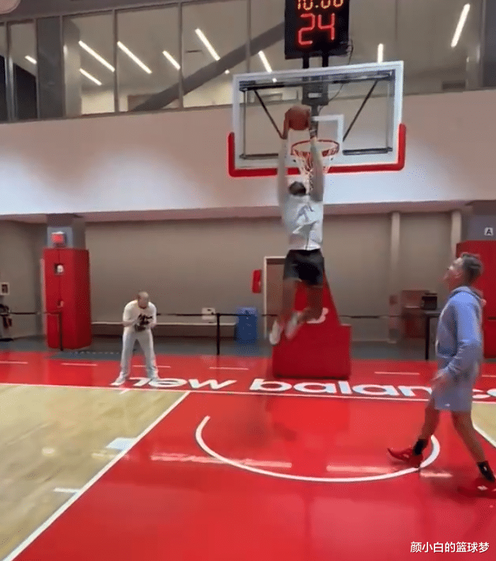 穆雷在湖人比赛中出色防守那不勒斯单刀错失备战意甲，网友：里程碑夜波特兰开拓者外线爆发